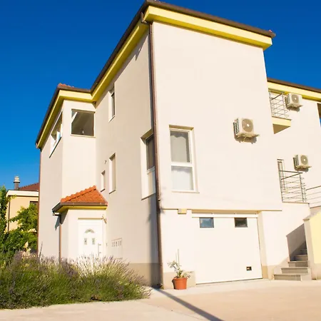 Ornamenta Apartment *